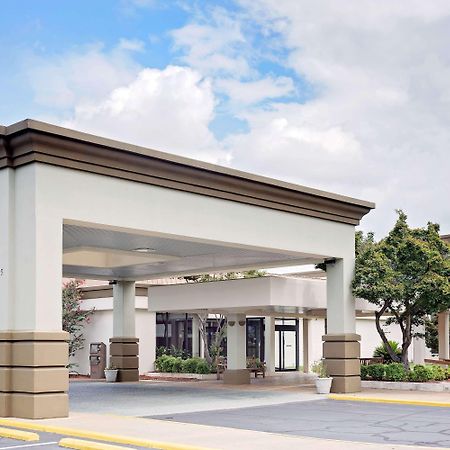 Days Inn By Wyndham Montgomery Near Aum Exterior foto