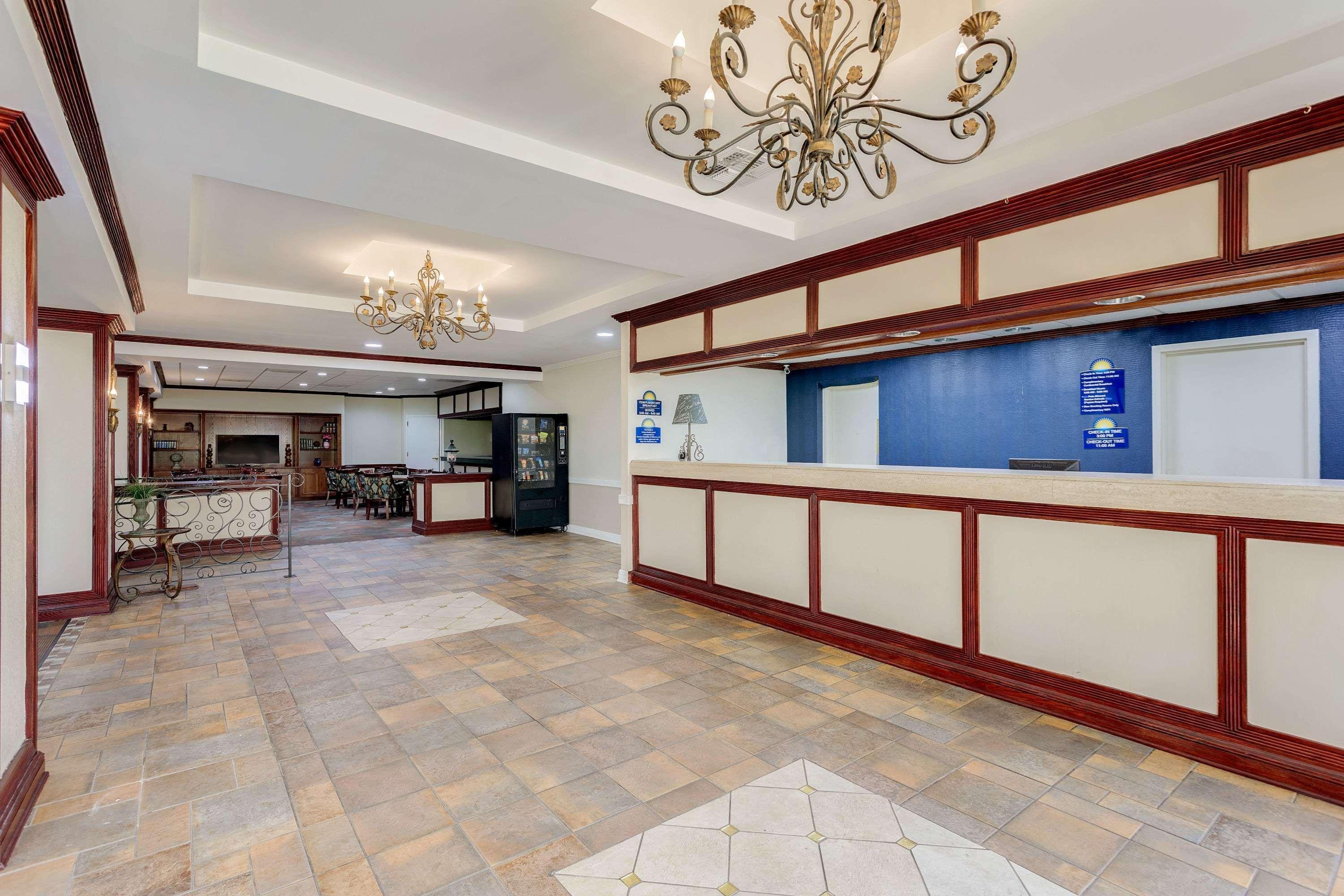 Days Inn By Wyndham Montgomery Near Aum Exterior foto