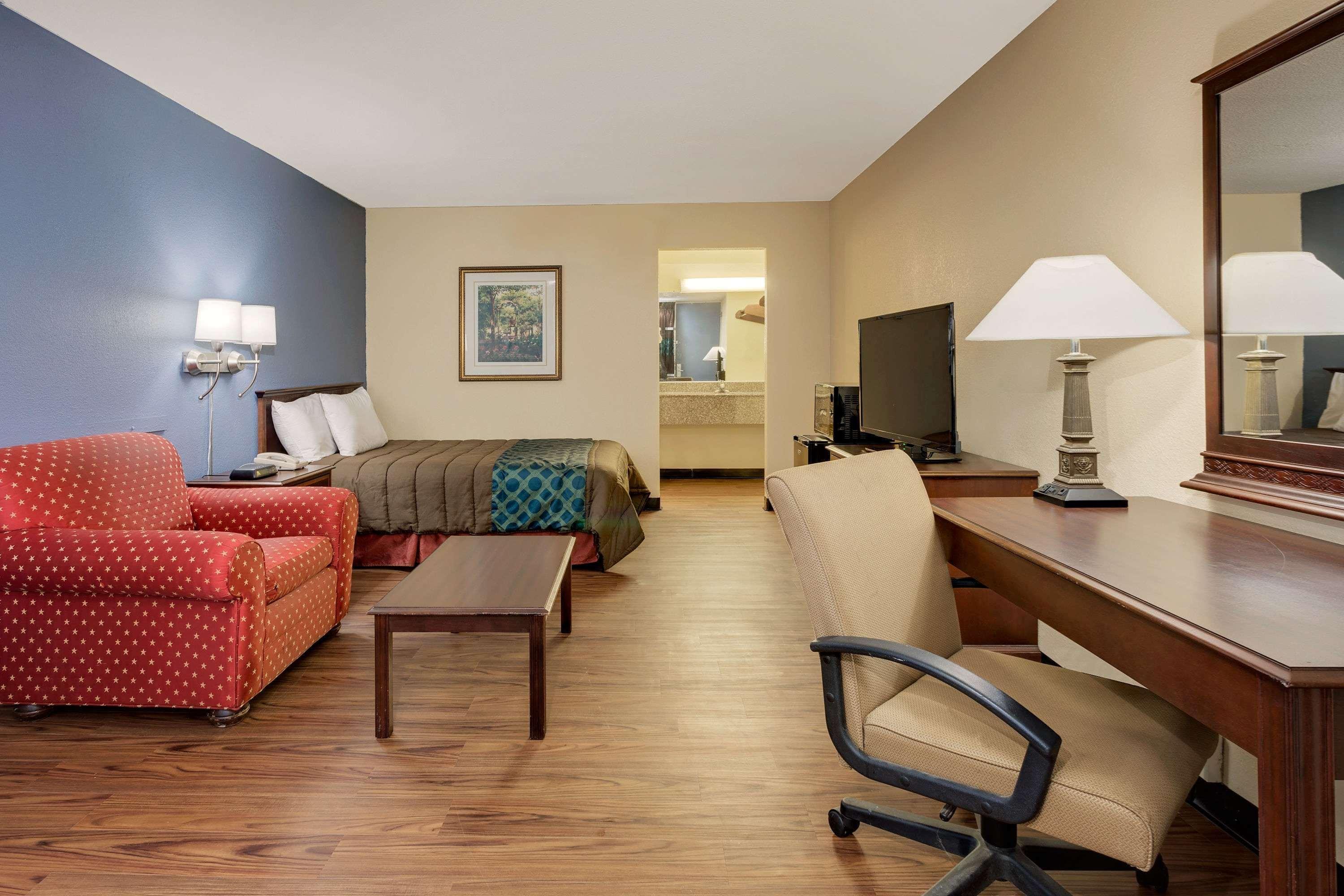 Days Inn By Wyndham Montgomery Near Aum Exterior foto