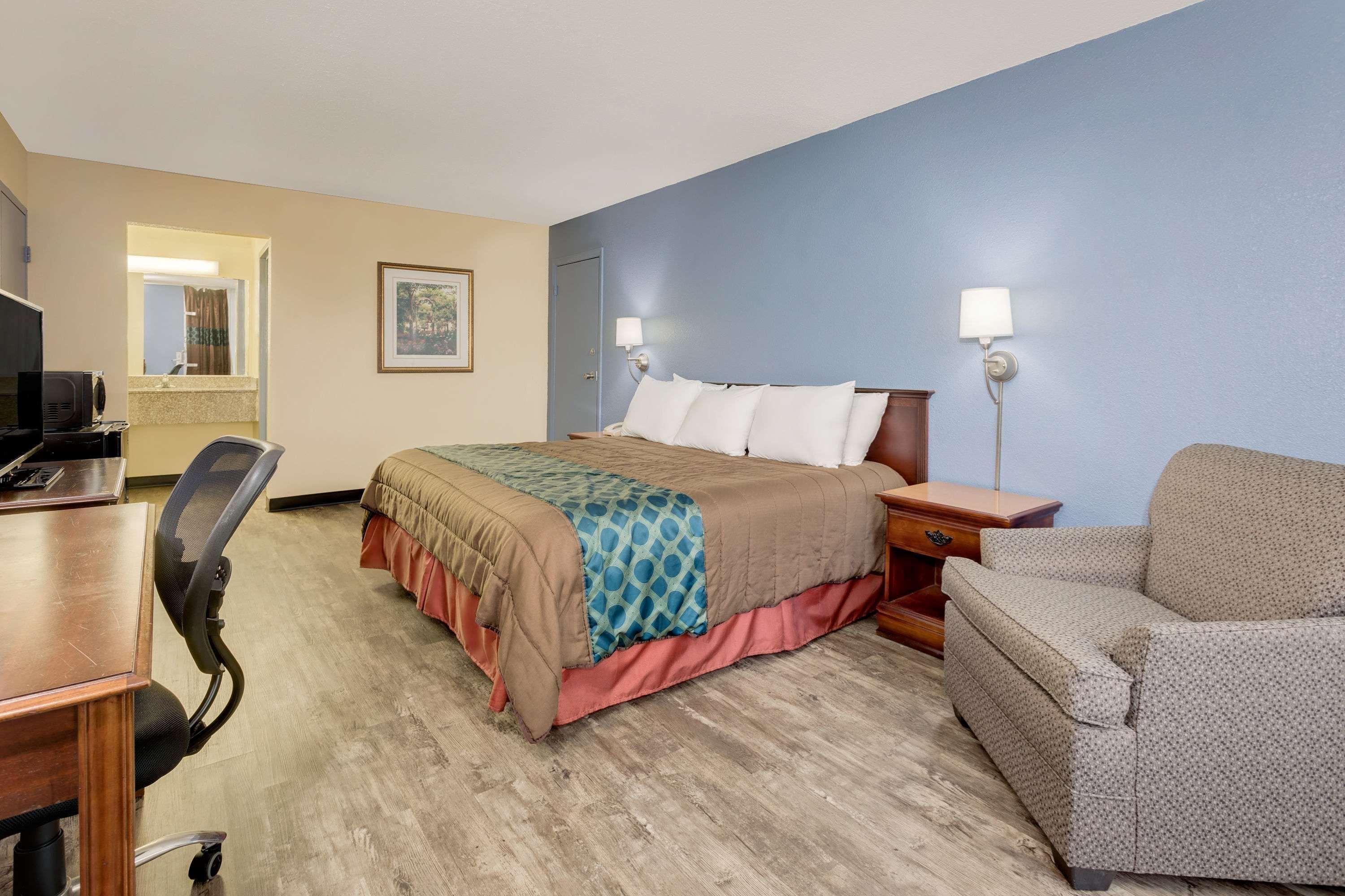 Days Inn By Wyndham Montgomery Near Aum Exterior foto