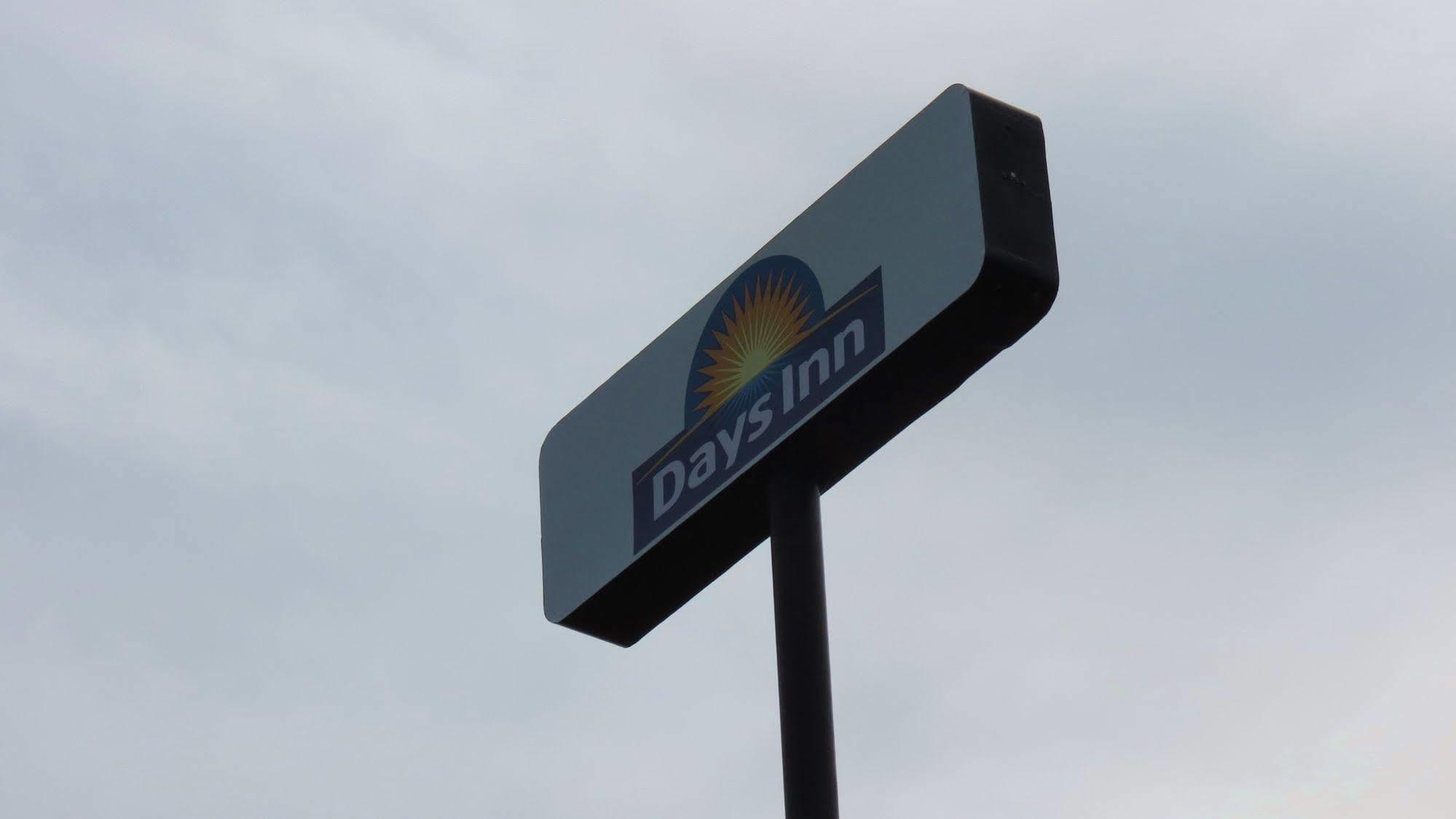 Days Inn By Wyndham Montgomery Near Aum Exterior foto