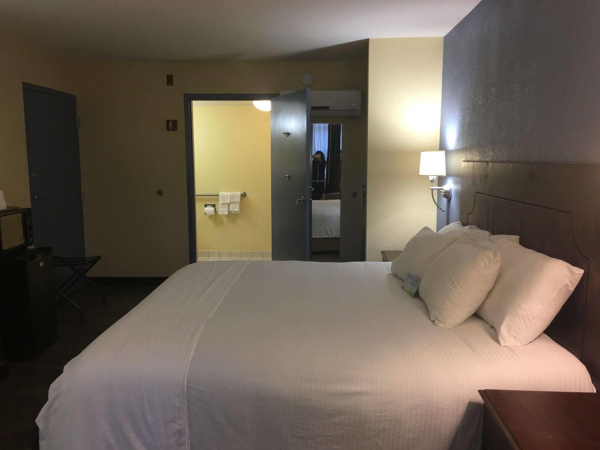 Days Inn By Wyndham Montgomery Near Aum Exterior foto