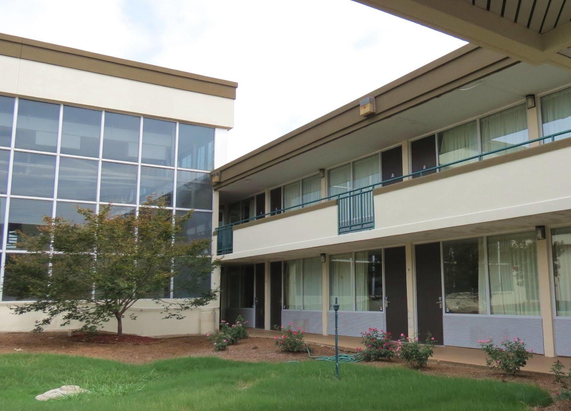 Days Inn By Wyndham Montgomery Near Aum Exterior foto