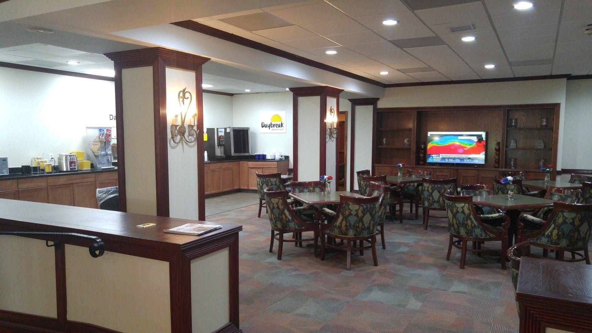 Days Inn By Wyndham Montgomery Near Aum Exterior foto